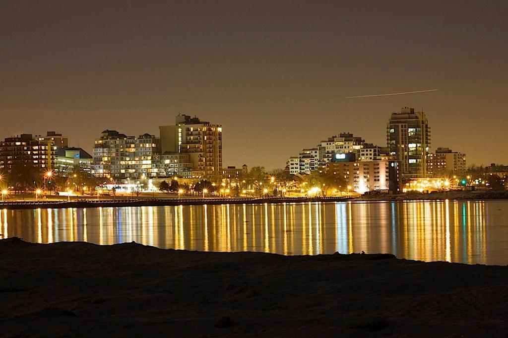 Waterfront Hotel Downtown Берлингтон Экстерьер фото